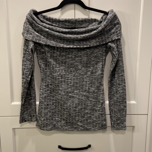 GUESS Off the Shoulder Grey Sweater, Size Small (in NEW condition) - Picture 6 of 6